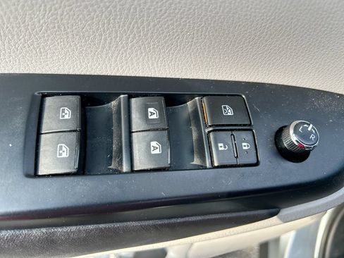 Used 2019 Toyota Highlander XLE FWD image 13