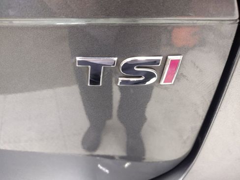 Used 2018 Volkswagen Tiguan SE FWD image 14