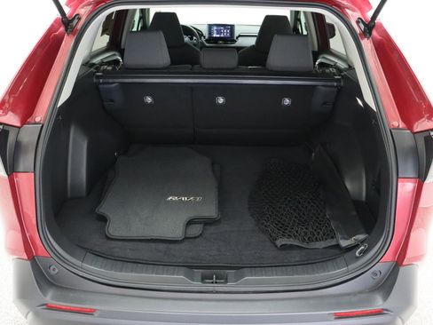 Certified 2025 Toyota RAV4 XLE FWD image 31