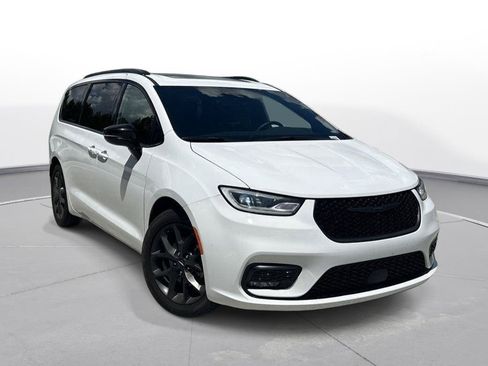 Used 2025 Chrysler Pacifica Limited FWD image 4
