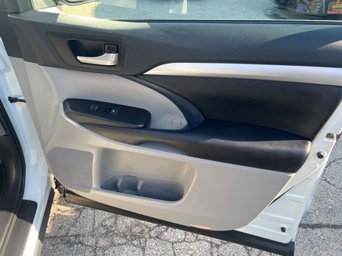 Used 2019 Toyota Highlander XLE image 23