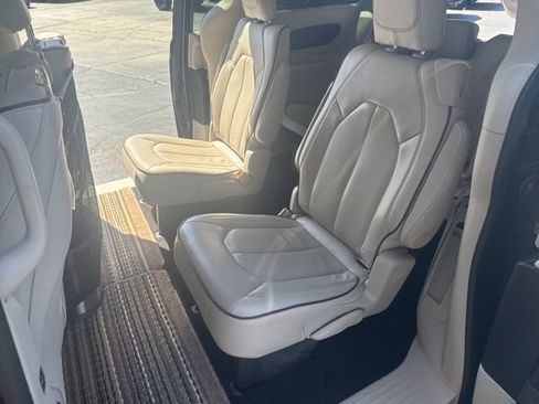 Used 2017 Chrysler Pacifica Limited w/ UConnect Theater Package FWD image 41