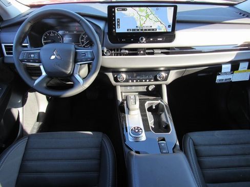 New 2025 Mitsubishi Outlander SE image 9