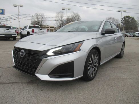 Used 2024 Nissan Altima 2.5 SV image 1