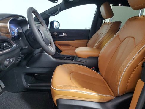 Used 2023 Chrysler Pacifica Pinnacle w/ Trailer Tow Group image 12