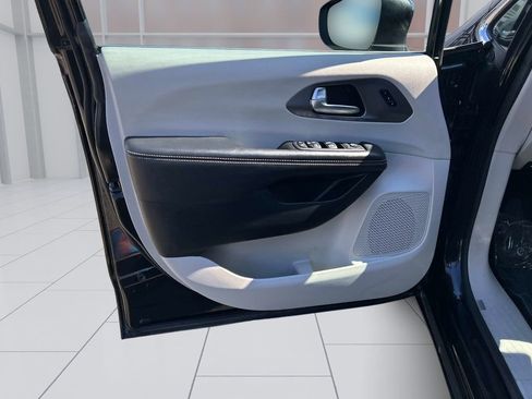 Used 2023 Chrysler Pacifica Touring-L FWD image 21