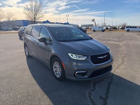 Used 2025 Chrysler Pacifica Select image 8