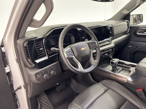 Used 2025 Chevrolet Silverado 1500 LTZ AWD/4WD image 4