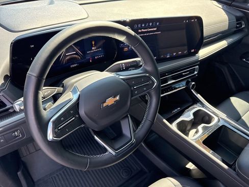 Used 2025 Chevrolet Traverse LT w/ Driver Confidence Package FWD image 23