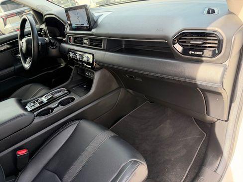 Used 2025 Honda Pilot Touring image 11
