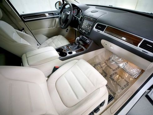 Used 2016 Volkswagen Touareg TDI image 5