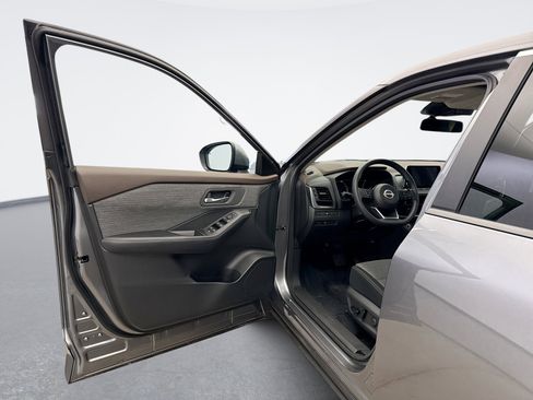 Used 2023 Nissan Rogue SV image 9