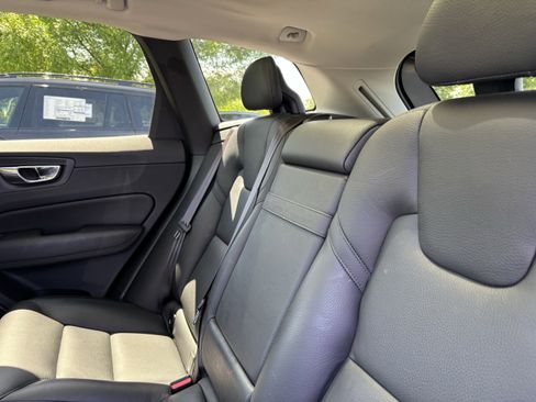 Used 2018 Volvo XC60 T6 Momentum w/ Vision Package AWD/4WD image 32