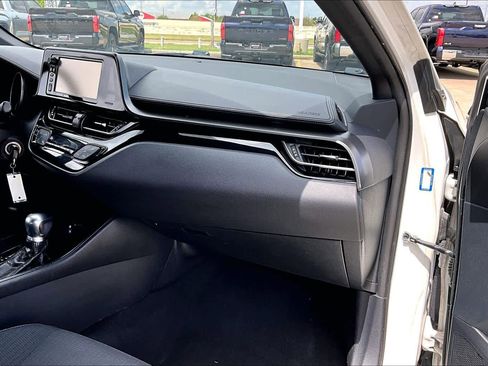 Used 2018 Toyota C-HR XLE image 18