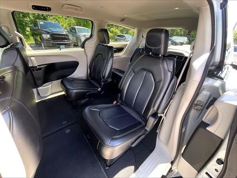 Used 2023 Chrysler Pacifica Touring-L FWD image 14
