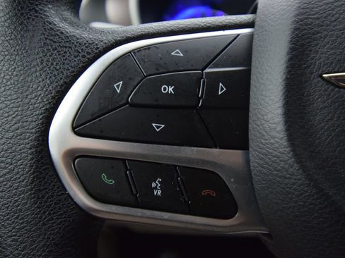 Used 2019 Chrysler Pacifica L FWD image 33