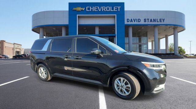 Used 2024 Kia Carnival LX FWD image 2