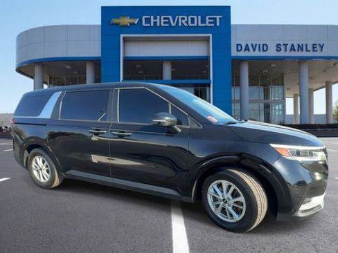 Used 2024 Kia Carnival LX FWD image 2