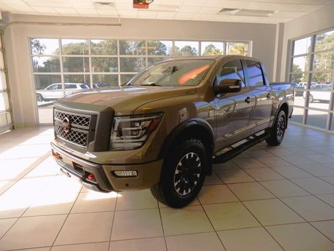 Used 2023 Nissan Titan PRO-4X w/ Pro-4x Convenience Package image 3