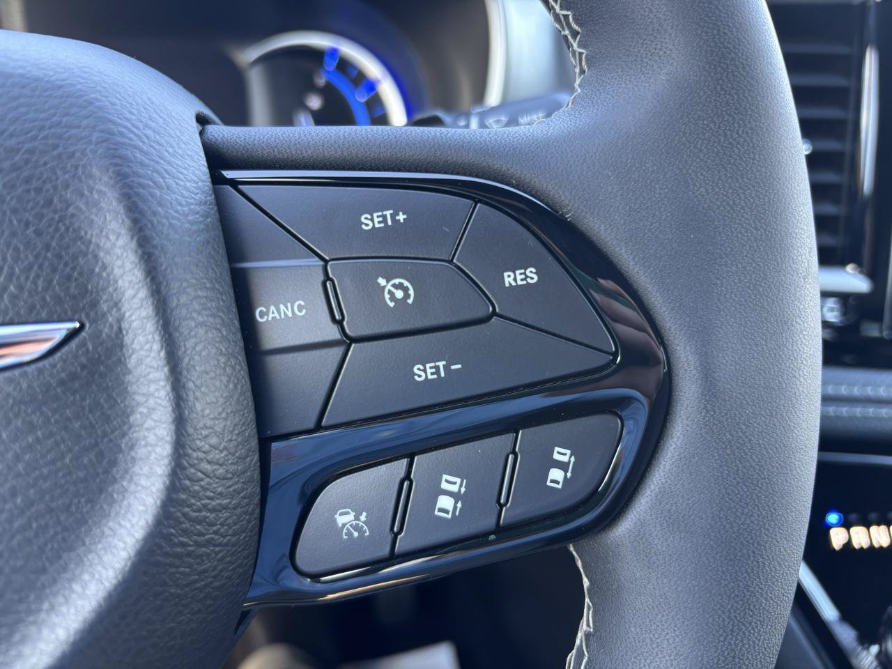 Used 2023 Chrysler Pacifica Touring-L w/ Uconnect Theater Family Group FWD image 21