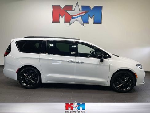 Used 2025 Chrysler Pacifica Limited image 1