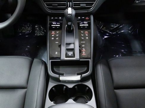 Certified 2025 Porsche Macan image 16