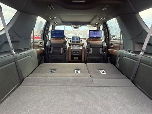 Used 2024 Chevrolet Suburban High Country w/ Advanced Technology Package image 44