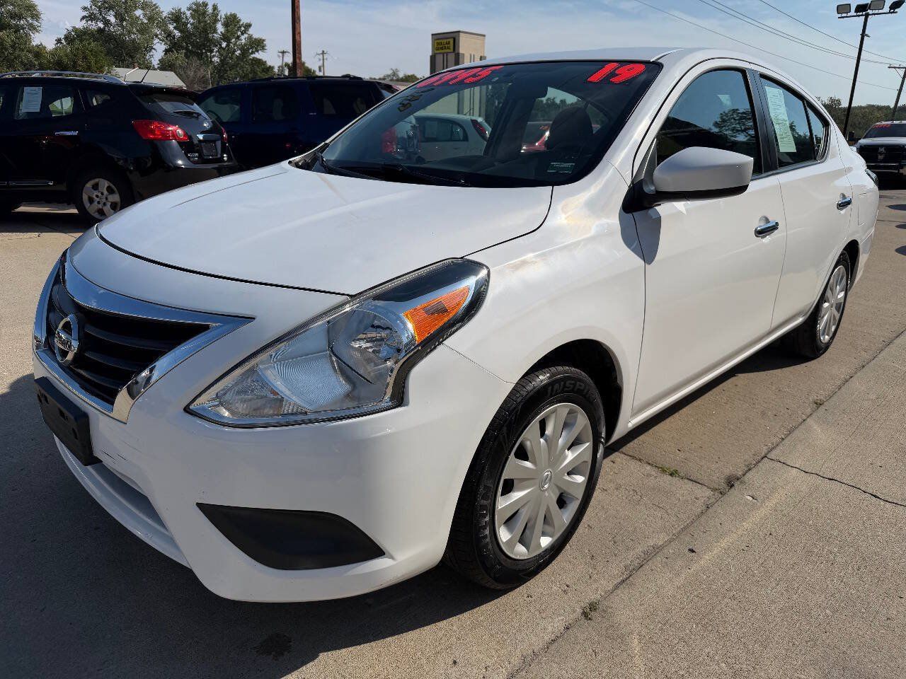 Used 2019 Nissan Versa SV FWD image 3