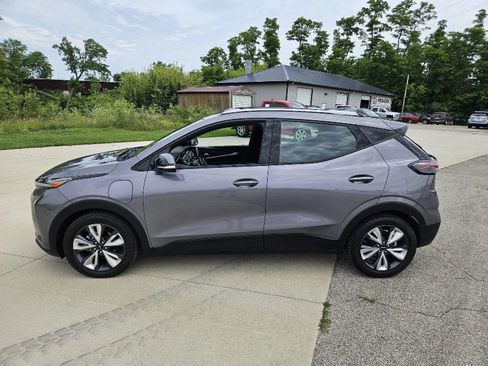 Used 2022 Chevrolet Bolt EUV LT w/ Convenience Package FWD image 4