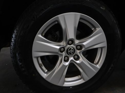 Used 2021 Toyota RAV4 LE AWD/4WD image 32