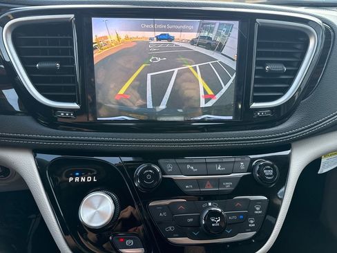 Used 2024 Chrysler Pacifica Limited image 18