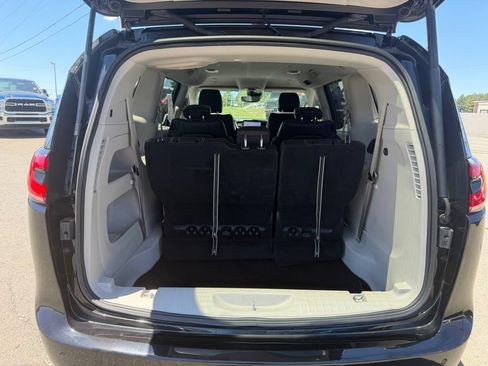 Used 2024 Chrysler Pacifica Touring-L FWD image 5