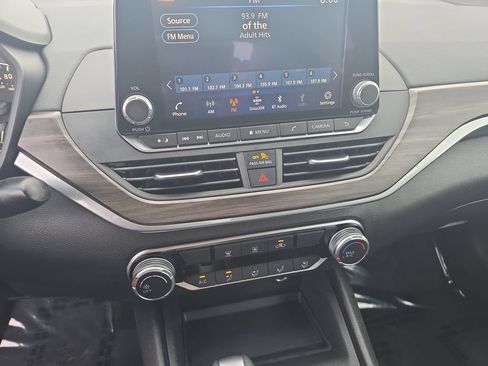 Used 2025 Nissan Altima 2.5 SV FWD image 12