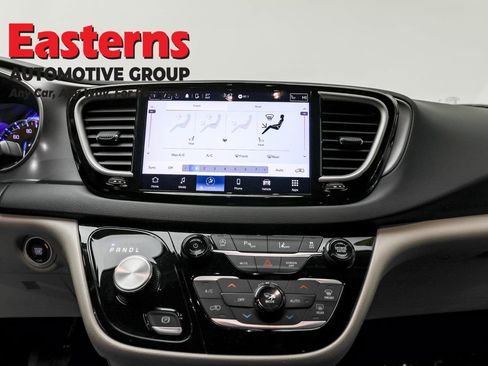 Used 2023 Chrysler Pacifica Touring-L image 12