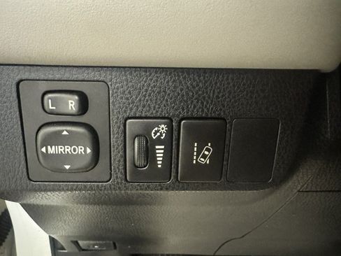 Used 2018 Toyota RAV4 XLE AWD/4WD image 25