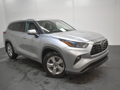 Used 2022 Toyota Highlander LE image 1