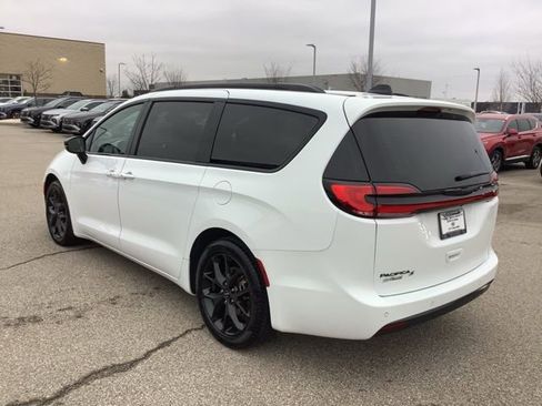 Used 2024 Chrysler Pacifica Touring-L w/ Uconnect Theater Family Group image 7