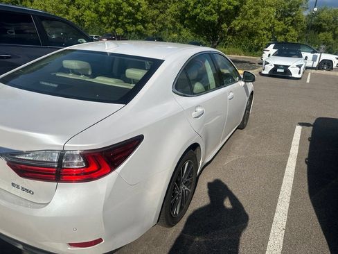 Used 2017 Lexus ES 350 w/ Luxury Package FWD image 32