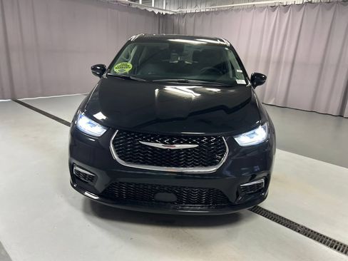 Used 2024 Chrysler Pacifica Touring-L w/ Uconnect Theater Family Group FWD image 2