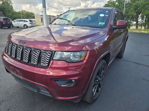 Used 2018 Jeep Grand Cherokee Altitude AWD/4WD image 3