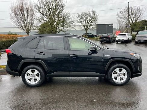 Used 2021 Toyota RAV4 XLE w/ XLE Grade Weather Package image 8