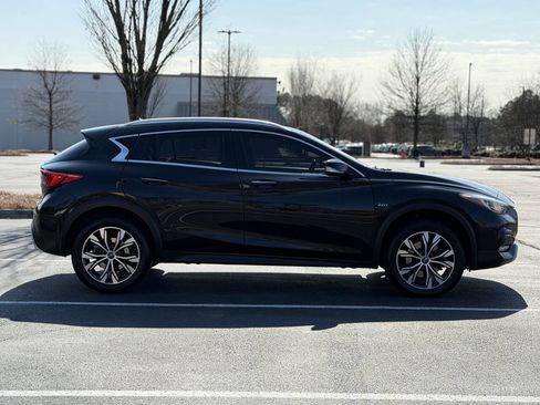 Used 2017 INFINITI QX30 Premium image 10