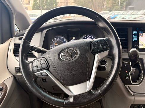 Used 2016 Toyota Sienna XLE image 18