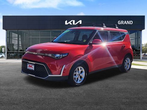 Certified 2025 Kia Soul S image 17