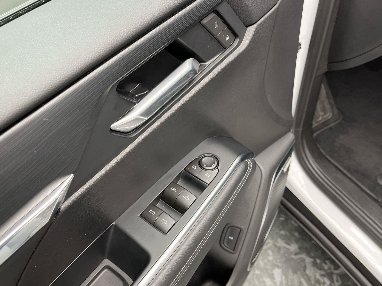 Certified 2026 GMC Acadia Elevation w/ Elevation Premium Package AWD/4WD image 9
