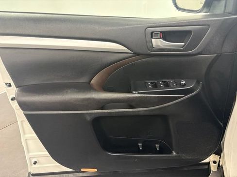 Used 2016 Toyota Highlander XLE FWD image 16