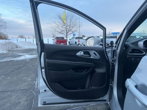 Used 2022 Chrysler Pacifica Touring-L w/ S Appearance Package image 8