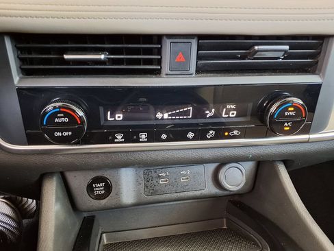Used 2025 Nissan Rogue SV FWD image 30