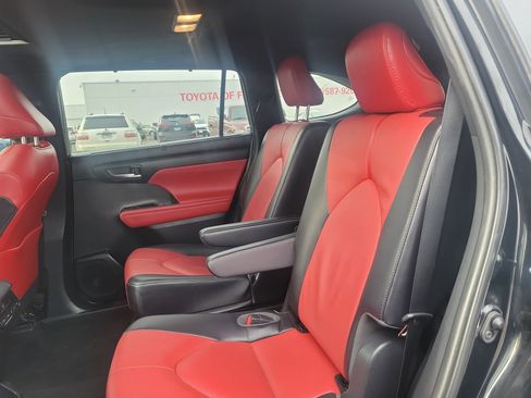 Used 2022 Toyota Highlander XSE image 9