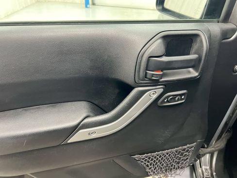 Used 2017 Jeep Wrangler Unlimited Sahara w/ Connectivity Group AWD/4WD image 18